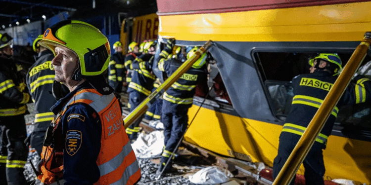 Katër të vdekur dhe 23 të plagosur në një përplasje mes trenave në Republikën Çeke