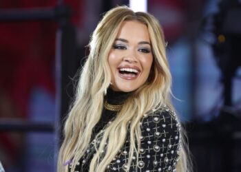 U afrua të performonte së bashku me fansat, Rita Ora ngatërron tekstin e këngës së saj