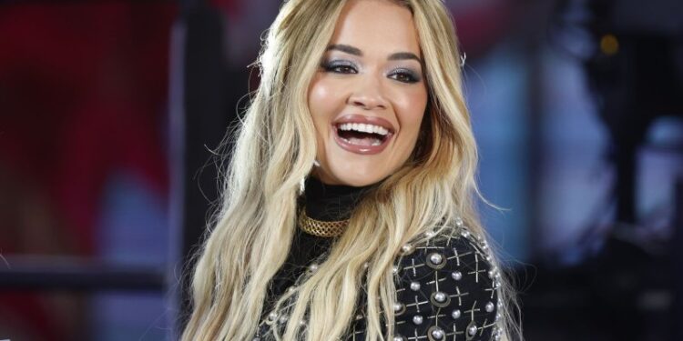 U afrua të performonte së bashku me fansat, Rita Ora ngatërron tekstin e këngës së saj