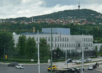 Ambasada amerikane në Sarajevë i përgjigjet Vuçiqit: Prona është e shtetit