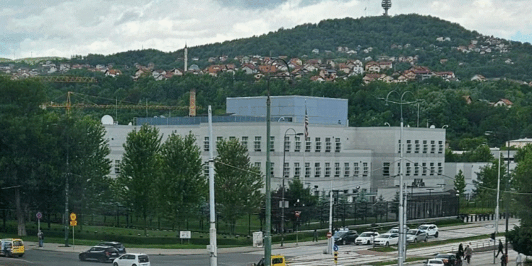 Ambasada amerikane në Sarajevë i përgjigjet Vuçiqit: Prona është e shtetit