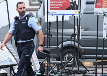 Vdiq polici që u plagos në sulmin me thikë në Gjermani