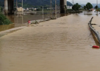 Kina goditet nga përmbytjet vdekjeprurëse dhe nxehtësia ekstreme në të njëjtën kohë