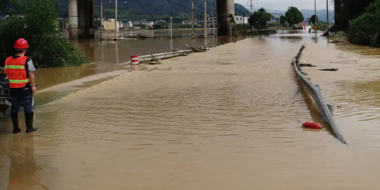 Kina goditet nga përmbytjet vdekjeprurëse dhe nxehtësia ekstreme në të njëjtën kohë