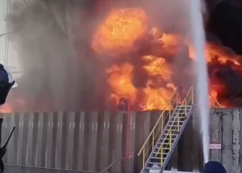 Digjet një depo nafte pas një sulmi të dyshuar me dronë në jug të Rusisë