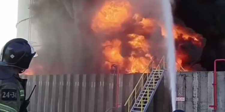 Digjet një depo nafte pas një sulmi të dyshuar me dronë në jug të Rusisë