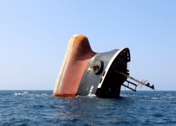 Fundoset një anije që u sulmua nga rebelët Huthi në Detin e Kuq