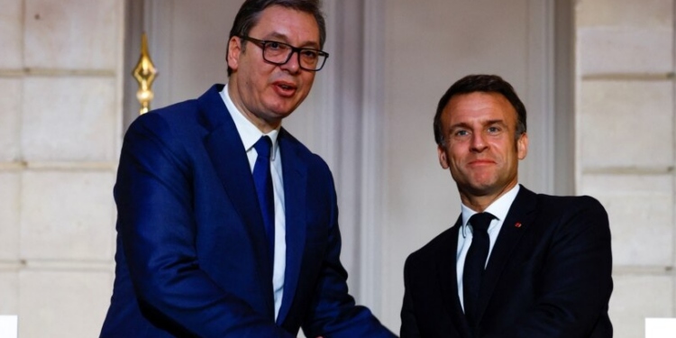 Vuçiq i kërkon Macronit ta mbajë Kosovën lart në agjendën e BE-së