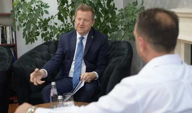 Szunyog takon Nurën e Lladrovcin, flasin për zbatimin e projekteve të financuara nga BE