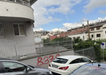 Grafite me mesazhe nga gjenocidi në Srebrenicë shfaqen në muret e ambasadave hungareze e sllovake