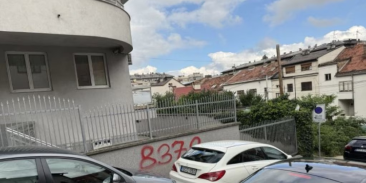 Grafite me mesazhe nga gjenocidi në Srebrenicë shfaqen në muret e ambasadave hungareze e sllovake