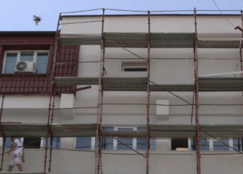 I vidhen 10 dyer kompanisë që po rinovon Klinikën e vjetër të Pediatrisë në QKUK