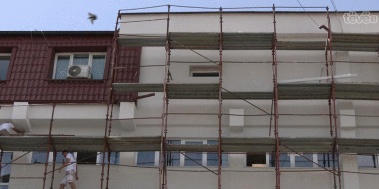 I vidhen 10 dyer kompanisë që po rinovon Klinikën e vjetër të Pediatrisë në QKUK