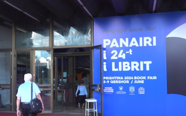 ​”Bie me të madhe interesimi për lexim”, autorët: Teknologjia konkurrenti më i fuqishëm i librit