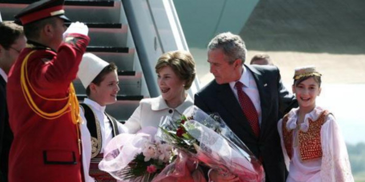 17 vjet nga vizita historike e presidentit Bush në Shqipëri
