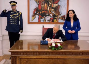 “Gurët e Trepçës”, Osmani ia dorëzon Blairit dhuratën unike nga familja Rugova