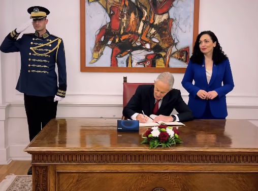 “Gurët e Trepçës”, Osmani ia dorëzon Blairit dhuratën unike nga familja Rugova