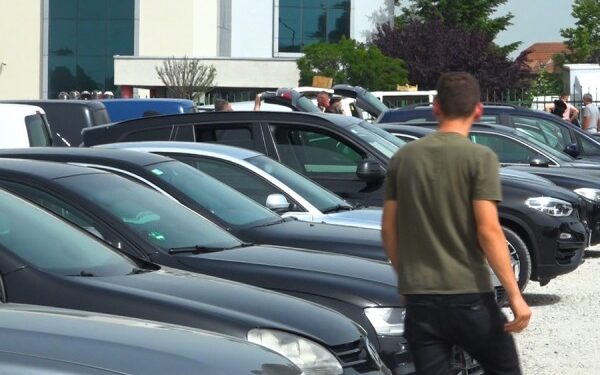 Tregu i automjeteve, çmime të larta e pak blerës