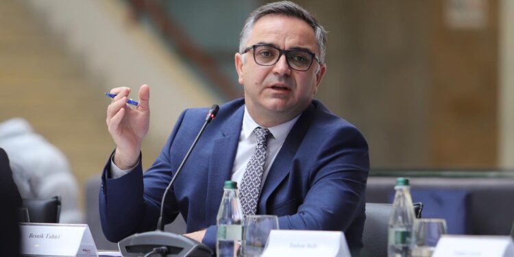 Tahiri: Amatorizëm sugjerimi i Kurtit që drafti i Asociacionit të dërgohet në Komisionin e Venecias
