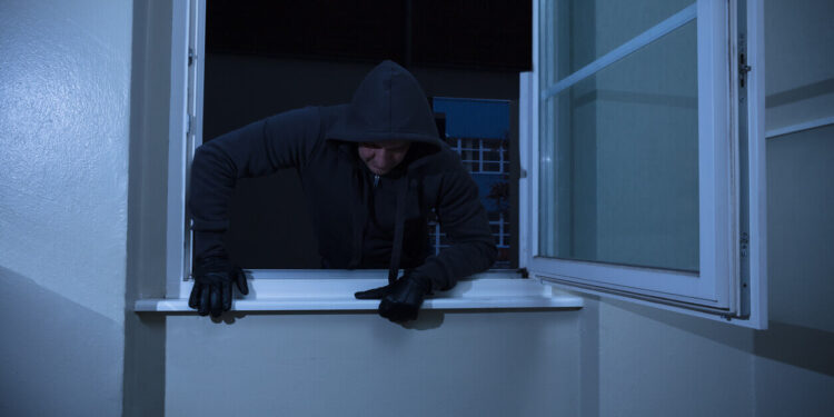 Tre persona të armatosur plaçkitin dy shtetas të huaj në Prishtinë