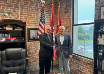 Gjenerali Clark takohet me botuesin e gazetës shqiptaro-amerikane ‘Illyria’