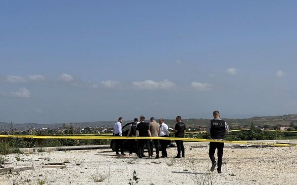 Gjendet një person i vdekur brenda një veture në Sllatinë