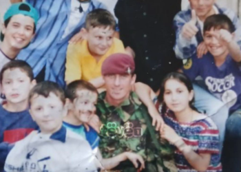 Veterani britanik kthehet pas 25 vjetësh në Kosovë, ka dëshirë t’i takojë fëmijët që i shpëtoi në luftë