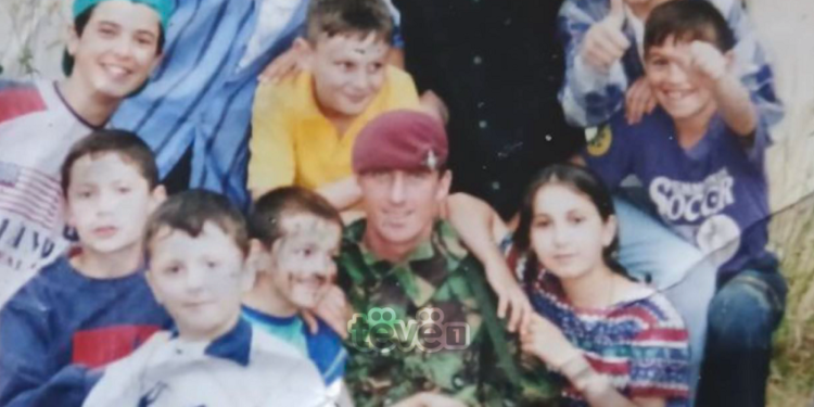 Veterani britanik kthehet pas 25 vjetësh në Kosovë, ka dëshirë t’i takojë fëmijët që i shpëtoi në luftë
