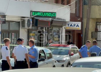 Grabitje e armatosur në Prishtinë, plagoset një polic dhe njëri nga të dyshuarit për grabitje