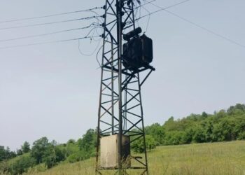 Përfshihet nga zjarri transformatori i energjisë elektrike në një fshat në Zubin Potok