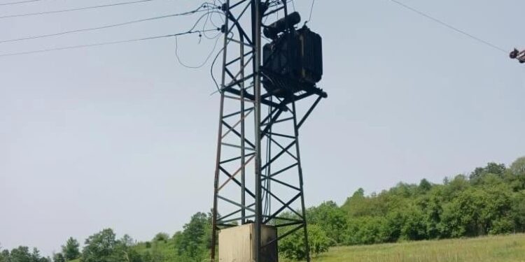 Përfshihet nga zjarri transformatori i energjisë elektrike në një fshat në Zubin Potok