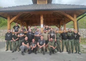 Anëtarët e “Brigadës së Veriut” me veshje që paraqesin Kosovën pjesë të Serbisë