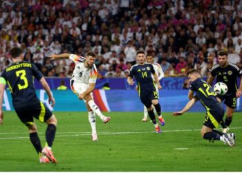 Sulmuesi Fullkrug ia thyen dorën tifozit