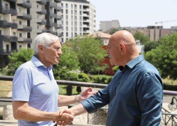 Clark viziton Gjakovën, takohet me Gjinin