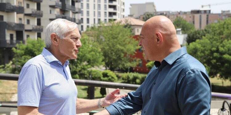 Clark viziton Gjakovën, takohet me Gjinin