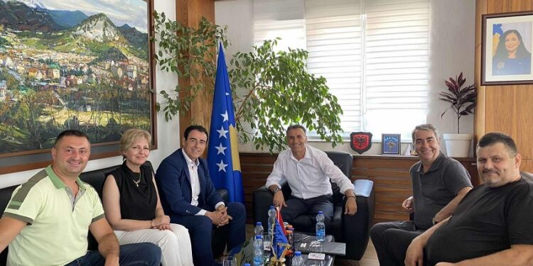 Kryetari i Federatës së Gjuetisë takon kreun e Leposaviqit