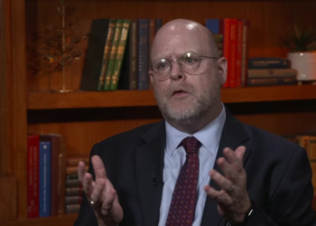 Hovenier: Kosova mund të përparojë vetëm me përkrahjen e SHBA-së, duhet të marrë parasysh shqetësimet tona