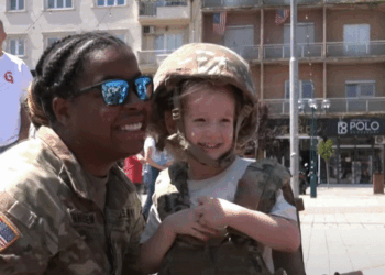 Fëmijët të gëzuar provojnë autoblindat e forcës, veshin pajisjet e ushtarëve të KFOR-it