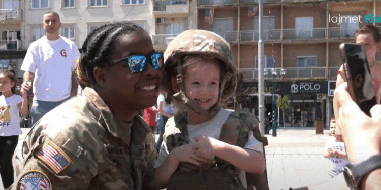 Fëmijët të gëzuar provojnë autoblindat e forcës, veshin pajisjet e ushtarëve të KFOR-it