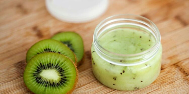 Vetitë e kivit në zbardhjen e lëkurës – mënyra natyrale në shtëpi