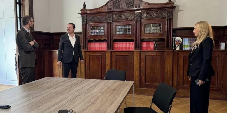 Kurti në objektin e ri të Konsullatës në Hamburg: Dëshmi e angazhimit për ta mbrojtur imazhin e Kosovës