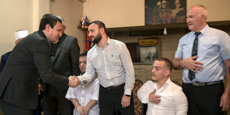 Kurti për ngushëllime në Vushtrri, përkujton aktivistin Agim Vatovci