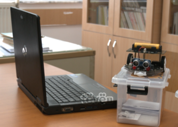 Me katër laptopë të vjetër, arrijnë finalen në garat e robotikës