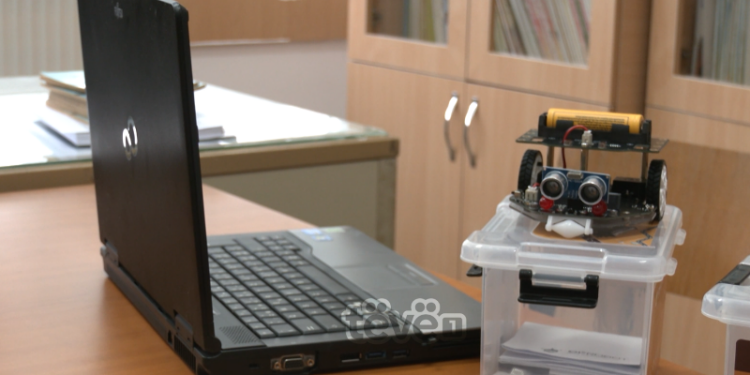 Me katër laptopë të vjetër, arrijnë finalen në garat e robotikës