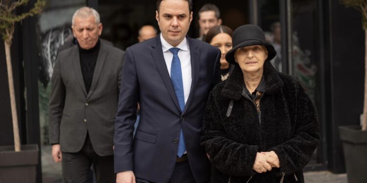 Lumir Abdixhiku shkruan për vdekjen e gruas së Enver Malokut