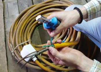 Një grua vjedh armaturë e kabllo elektrike në Mitrovicë