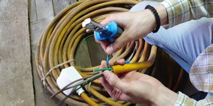 Një grua vjedh armaturë e kabllo elektrike në Mitrovicë