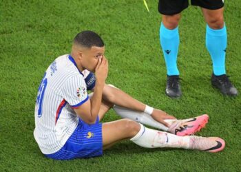 Mbappe luan me maskë, nuk operohet