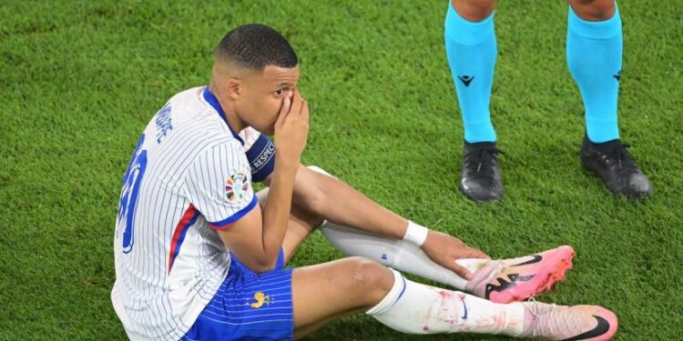 Mbappe luan me maskë, nuk operohet