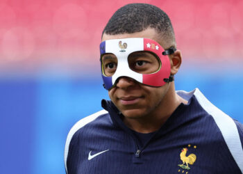 Mbappe pritet të luaj me maskë kundër Holandës